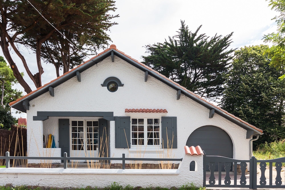 Charming trendy house and comfort linen included