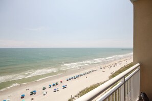 En la playa, camastros y toallas de playa 