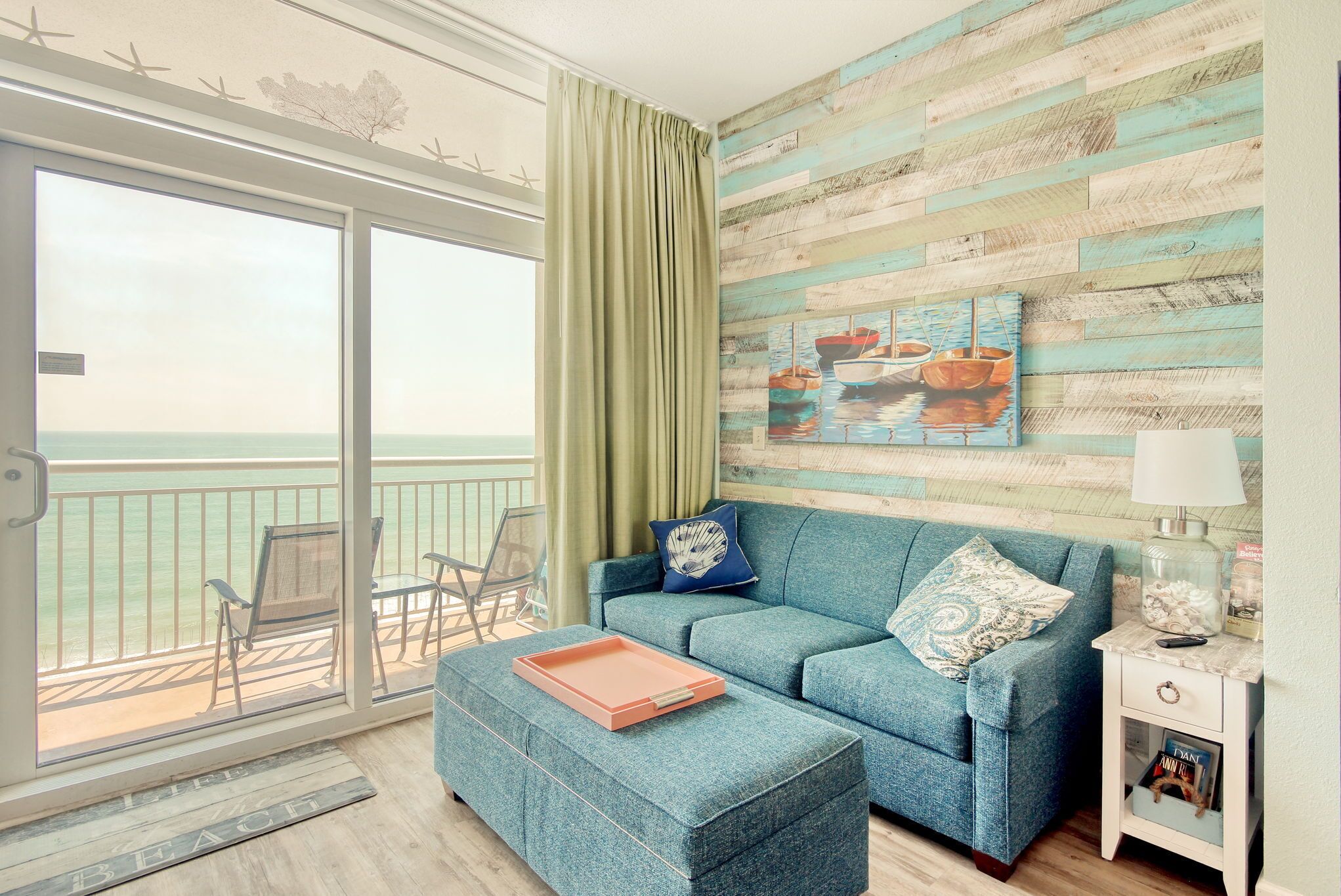 Una Smart TV, un reproductor de DVD, libros