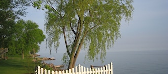 Quiet and relaxing getaway by the lake