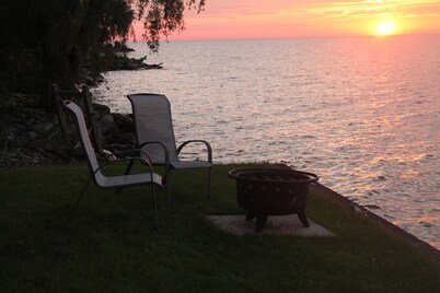 Quiet and relaxing getaway by the lake