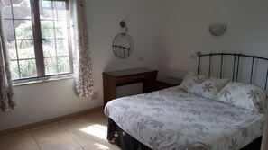 3 makuuhuonetta, tallelokero huoneessa, silitysrauta/-lauta