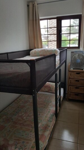 3 chambres, coffres-forts dans les chambres, fer et planche Ă repasser