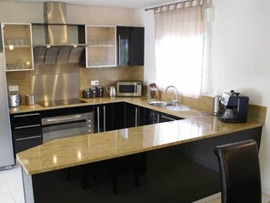 Fridge, microwave, oven, stovetop - Villa Safari 14 pers private pool 300m from the sea (San-Nicolao)