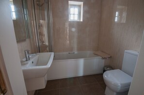 Tina con regadera, secadora de cabello, toallas, jabón 