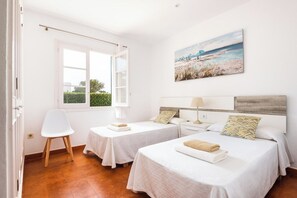 3 slaapkamers, een strijkplank/strijkijzer, gratis wifi, beddengoed