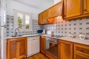 Een koelkast, een magnetron, een oven, een vaatwasser