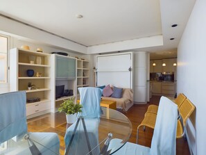 Smart-TV, DVD-Player, Bücher, Musikbibliothek