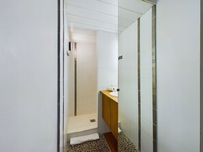 Shower, hair dryer, towels, soap - Apartment With Balcony And Panoramic Sea Views (Cannes)