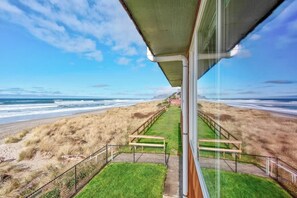 Property grounds - Beachfront Suite - Second Floor - Sleeps 2 - Pool and Sauna! (Lincoln City)