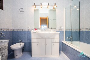 Combined shower/tub, hair dryer, towels
