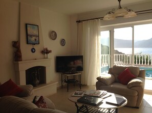 Smart TV, fireplace, DVD player, books