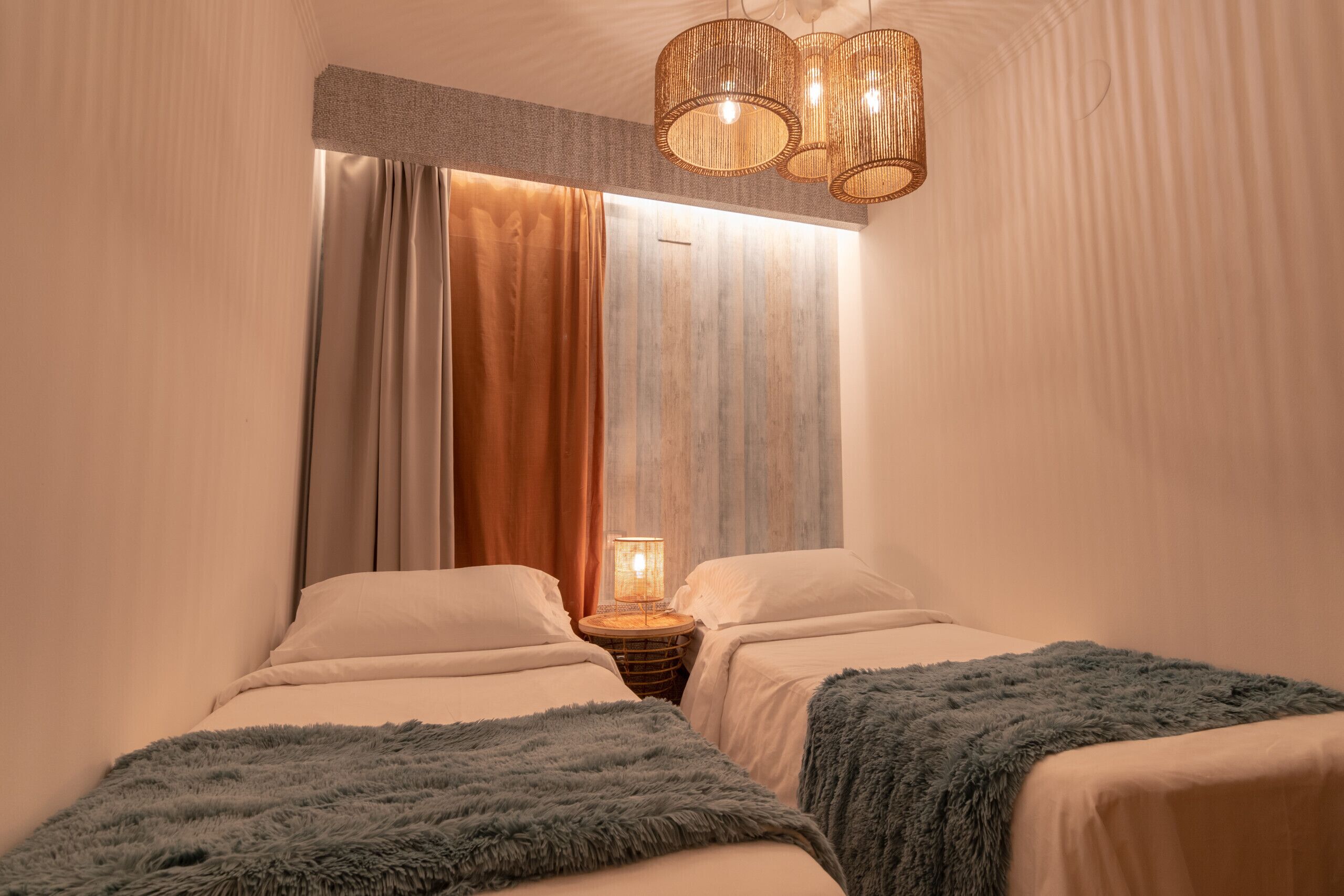 2 makuuhuonetta, tallelokero huoneessa, silitysrauta/-lauta