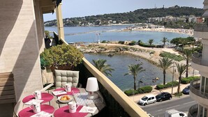A balcony with a table set for two, overlooking a beach and marina. - Elegance and nice view over Cap D'Antibes and beaches (Antibes)