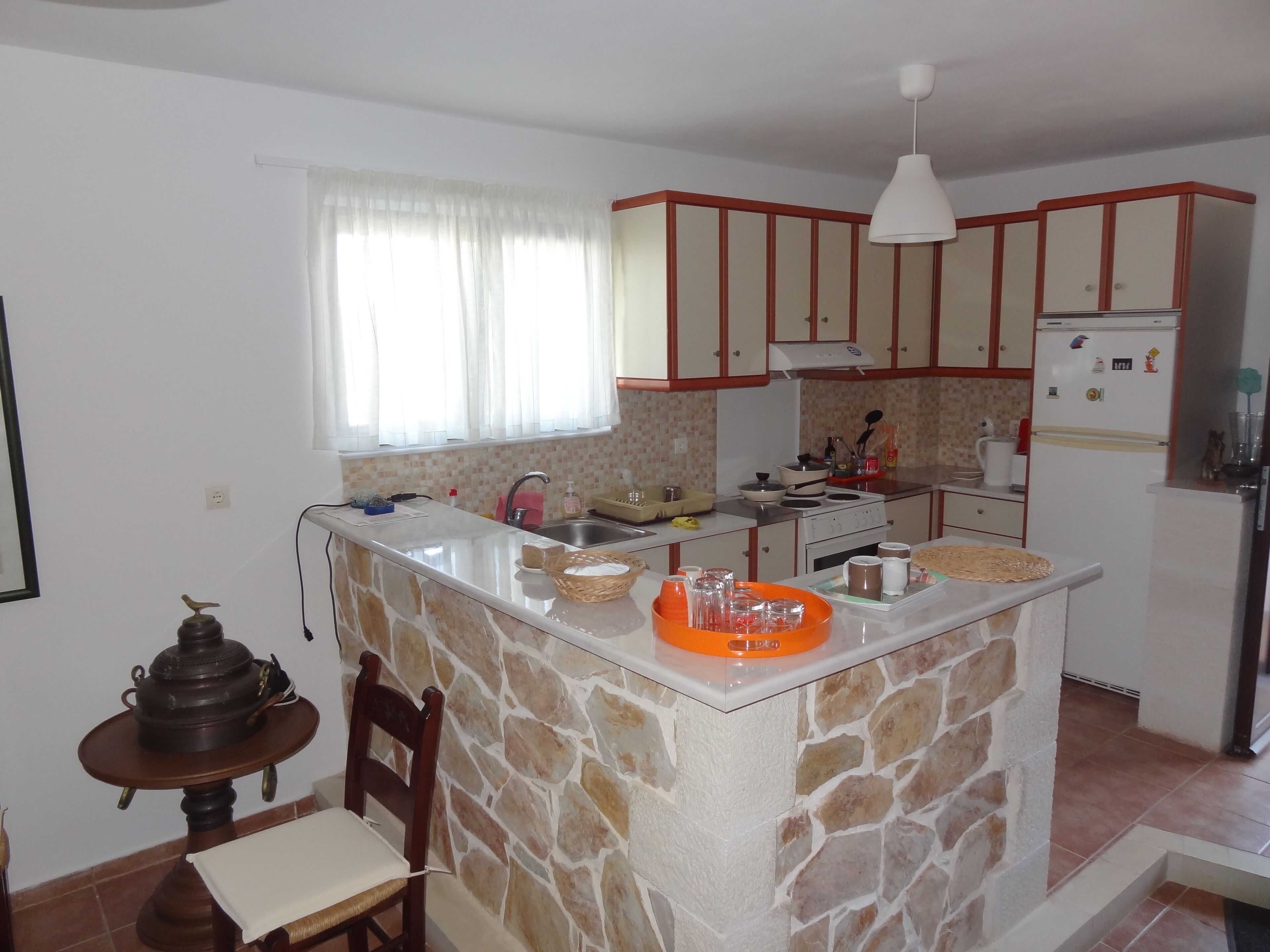 Refrigerador, horno, parrilla de estufa y cafetera y tetera 