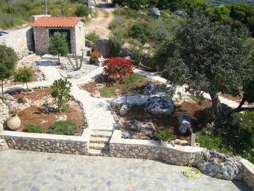 Villa dans un endroit unique avec piscine, beaux jardins, montagne et vue sur la mer.