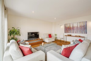 Smart TV, DVD player, stereo - Luxurious Confortable Apart. 5 pax, 2 bedrooms/2 WC Balconies Don´t need car (Cascais)