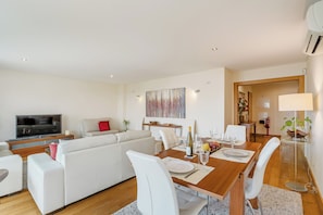 Dining - Luxurious Confortable Apart. 5 pax, 2 bedrooms/2 WC Balconies Don´t need car (Cascais)