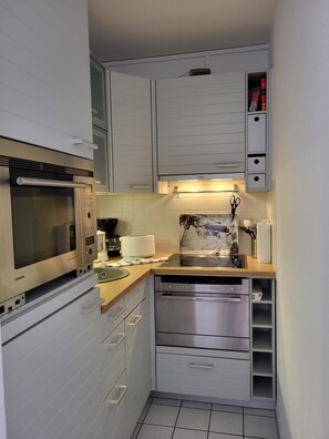 Fridge, microwave, oven, dishwasher - Duhner Düne II apartment 2, WLAN, terrace, close to the beach and center, non-smoking (Cuxhaven)
