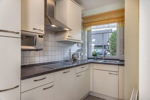 Kühlschrank, Mikrowelle, Herdplatte, Geschirrspüler