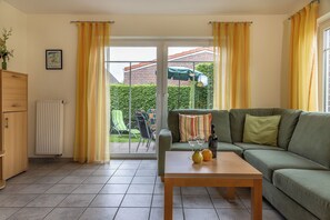 TV, stereo - Harmonious and cozy: The tastefully furnished detached house of c (Carolinensiel)