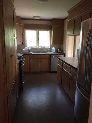 Frigorifero, forno, piano cottura, lavastoviglie