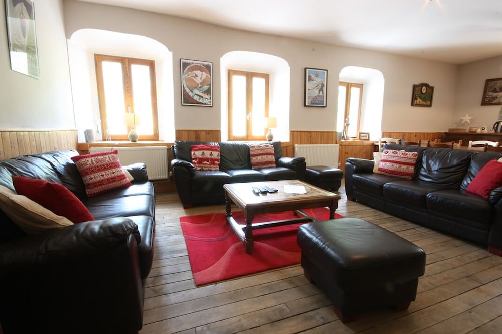 Unique, charming chalet with ensuite rooms, hot tub and games room