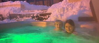Chalet de charme unique avec chambres attenantes, bain à remous et salle de jeux