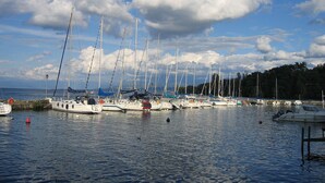 A marina with multiple sailboats docked. - Unique, charming chalet with ensuite rooms, hot tub and games room (Saint-Jean-d'Aulps)