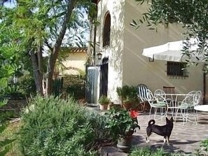 An outdoor patio with a stone wall, potted plants, and outdoor furniture. - Hilltop paradise cottage, a stone's throw from Florence ! (Scandicci (Firenze))