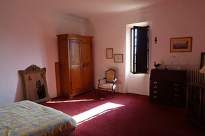 3 habitaciones, tabla de planchar con plancha y cuna de viaje 