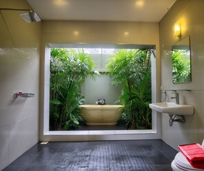 Bathtub, hair dryer, towels, soap - Beautiful 2 Bed Tropical Villa with Pool, wrap around Lotus Pond, Free Transfers (Koh Samui)