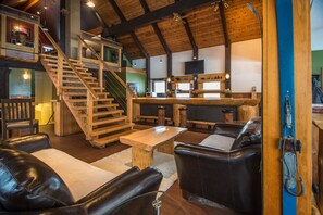 Fernseher, Kamin, Bücher, Stereoanlage