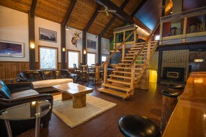 TV, fireplace, books, stereo - One Of A Kind Vacation Rental Located By The Base Of Boulder Mountain! (Columbia-Shuswap B)