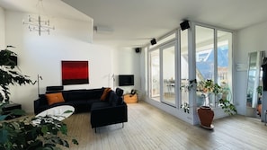 Fernseher, Kamin, DVD-Player, Stereoanlage