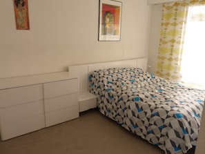 1 chambre, fer et planche à repasser, Wi-Fi gratuit, draps fournis