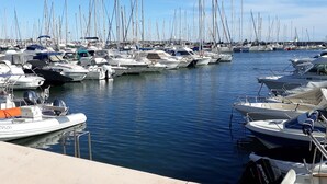 A marina with numerous boats docked in calm waters. - GOLFE JUAN, 150 m from the beach, F2, bright, 43m2, balcony 14m2, sea view + garage (Vallauris)