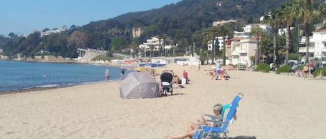 Una spiaggia nelle vicinanze