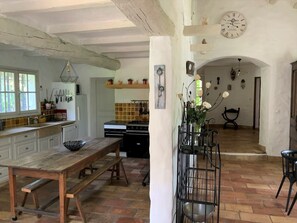 Kjøleskap, mikrobølgeovn, ovn og kokeplater