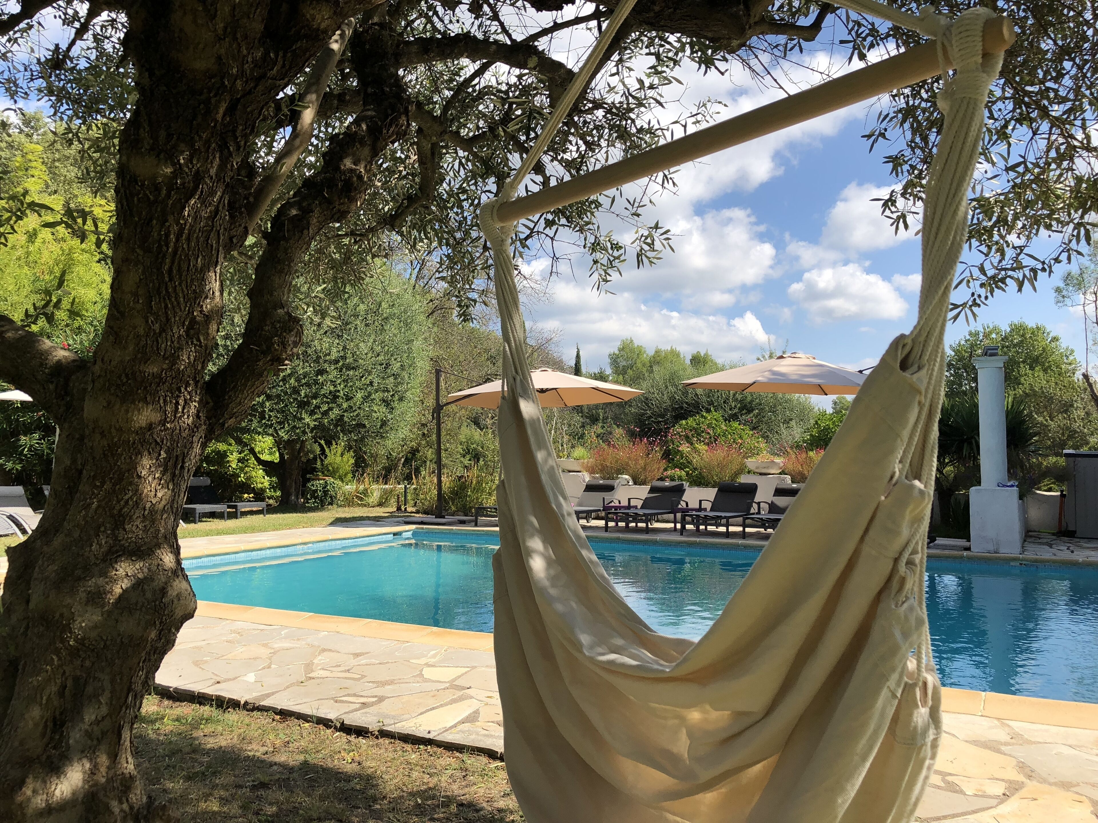 Utendørsbasseng og et oppvarmet basseng