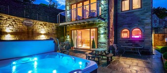 Luxury House & Family Retreat Sleeps 12 with  Private Hot Tub