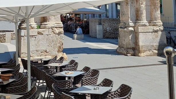 Outdoor dining - Just 200 meters to pebble beach with sea view (Barbariga)