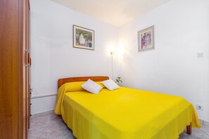2 bedrooms, desk, bed sheets
