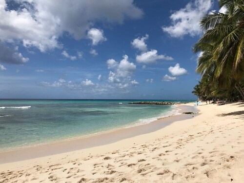 Spacious tropical villa in Gibbs / Mullins with private pool & walk to beach