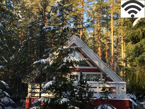 Komfortables Ferienhaus mit Sauna in idyllischer Waldlage nahe Badesee, bis 6 P.