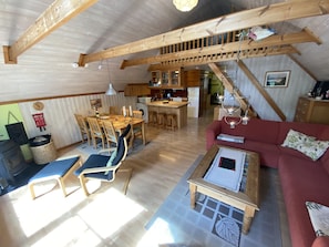 Smart-TV, DVD-spiller, bøker og stereoanlegg