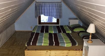 Cómoda casa de vacaciones con sauna en un lugar idílico en el bosque cerca de un lago para nadar, hasta 6 p.