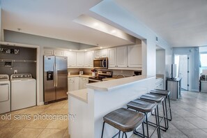 Een koelkast, een magnetron, een oven, een kookplaat