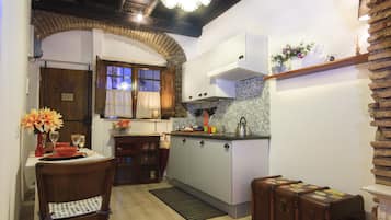 Refrigerador, parrilla de estufa, utensilios de cocina y comedor