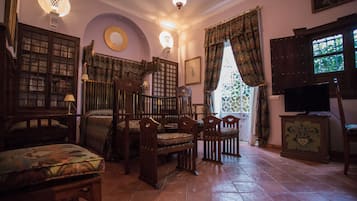 9 habitaciones, escritorio, wifi y ropa de cama